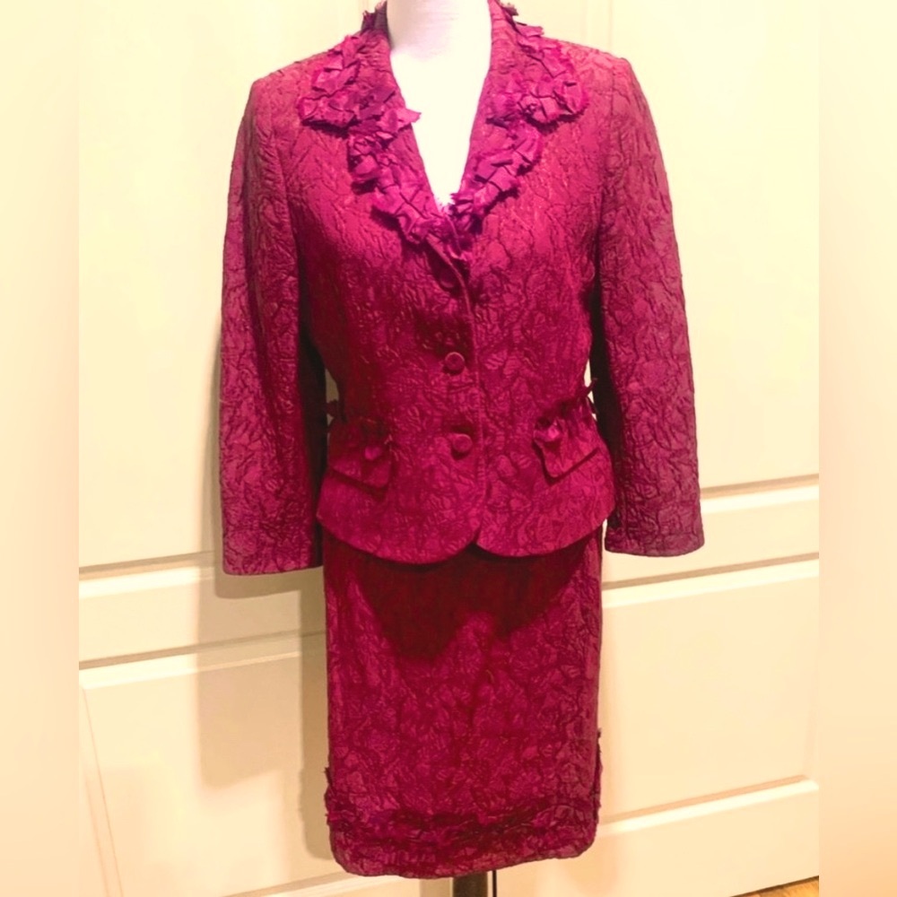 Vintage Albert Nipon Wool/Silk Suitcoat/Skirt
Coord Set Size 6